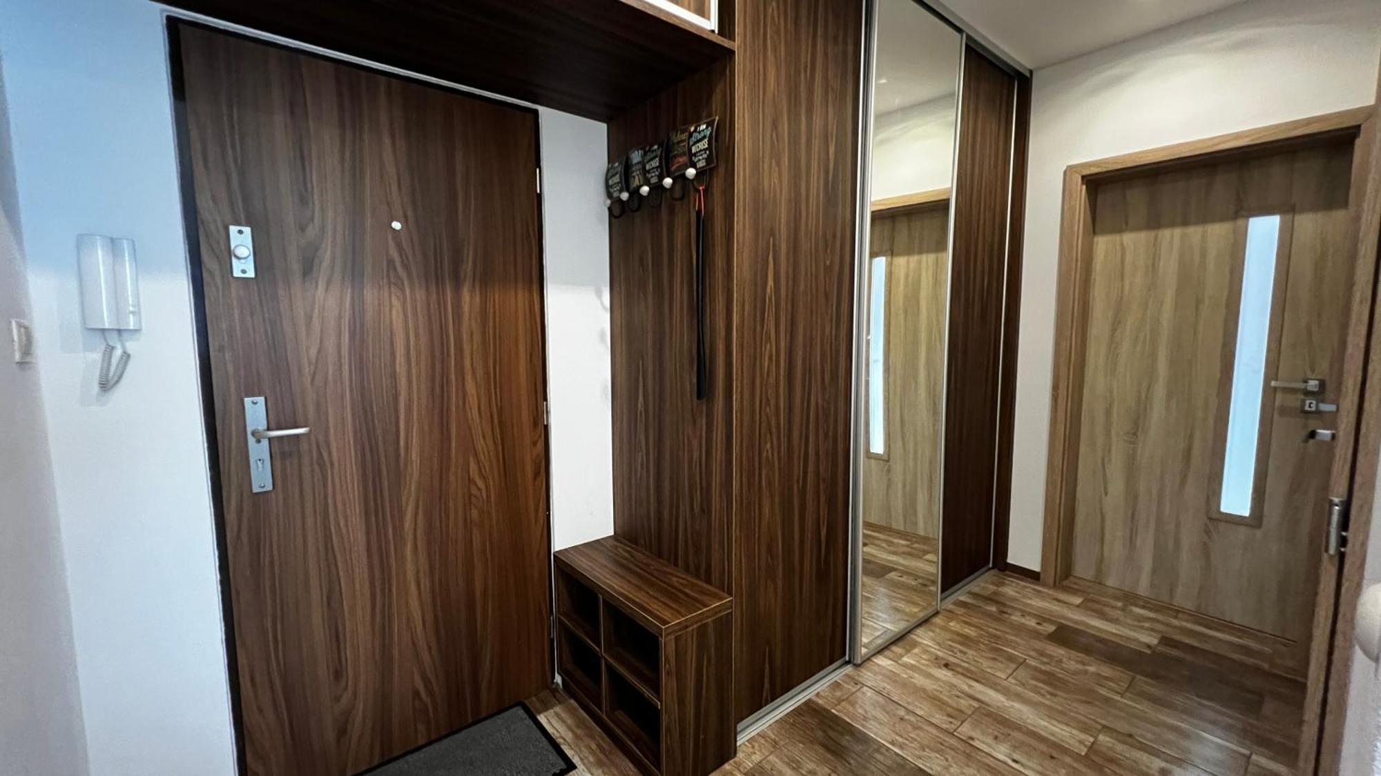 Industrial Apartment I 24Hr Self Check-In I Free Parking & Coffee Banská Bystrica Extérieur photo