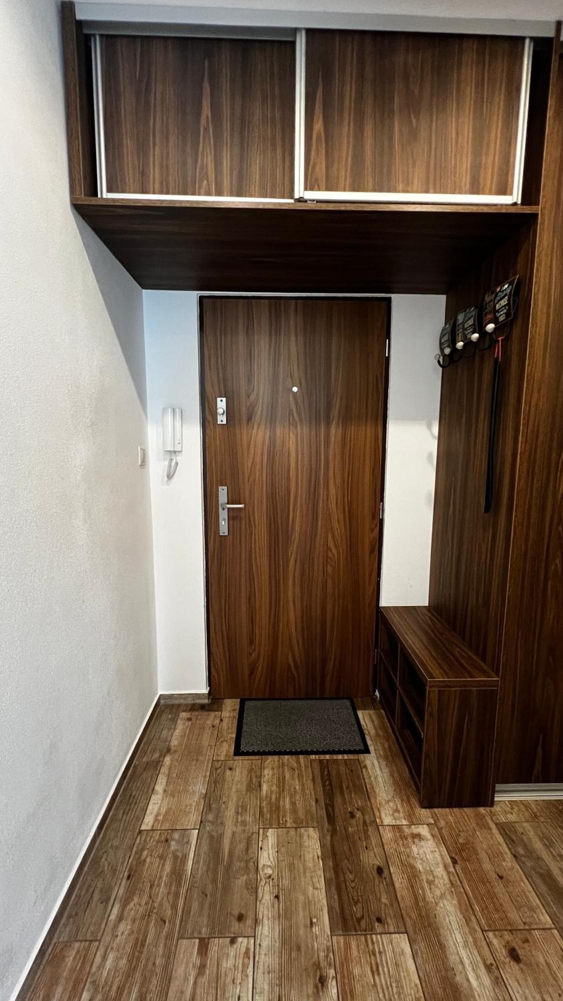 Industrial Apartment I 24Hr Self Check-In I Free Parking & Coffee Banská Bystrica Extérieur photo